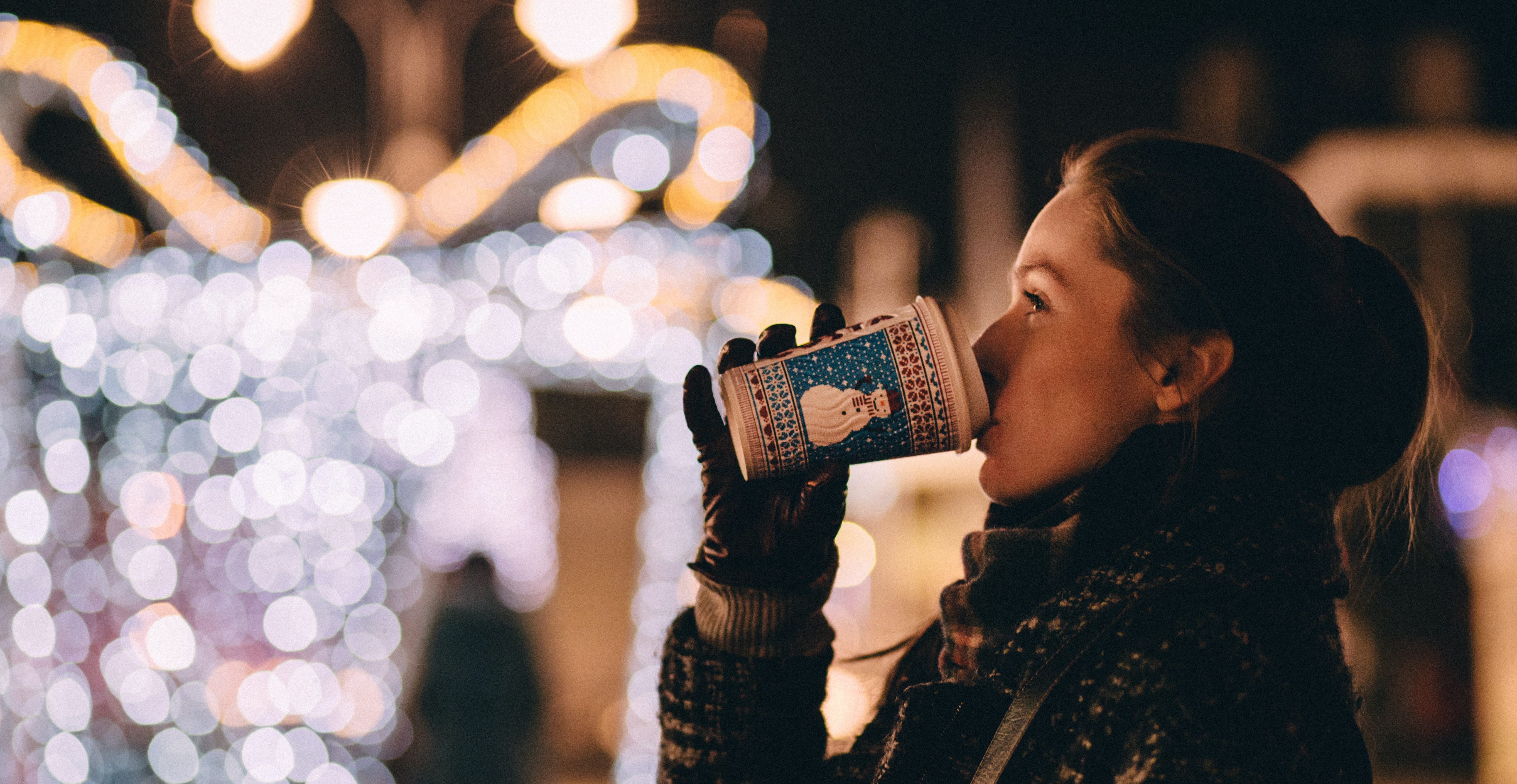 Frau trinkt Kaffee und denkt über das Leben im Winter nach
