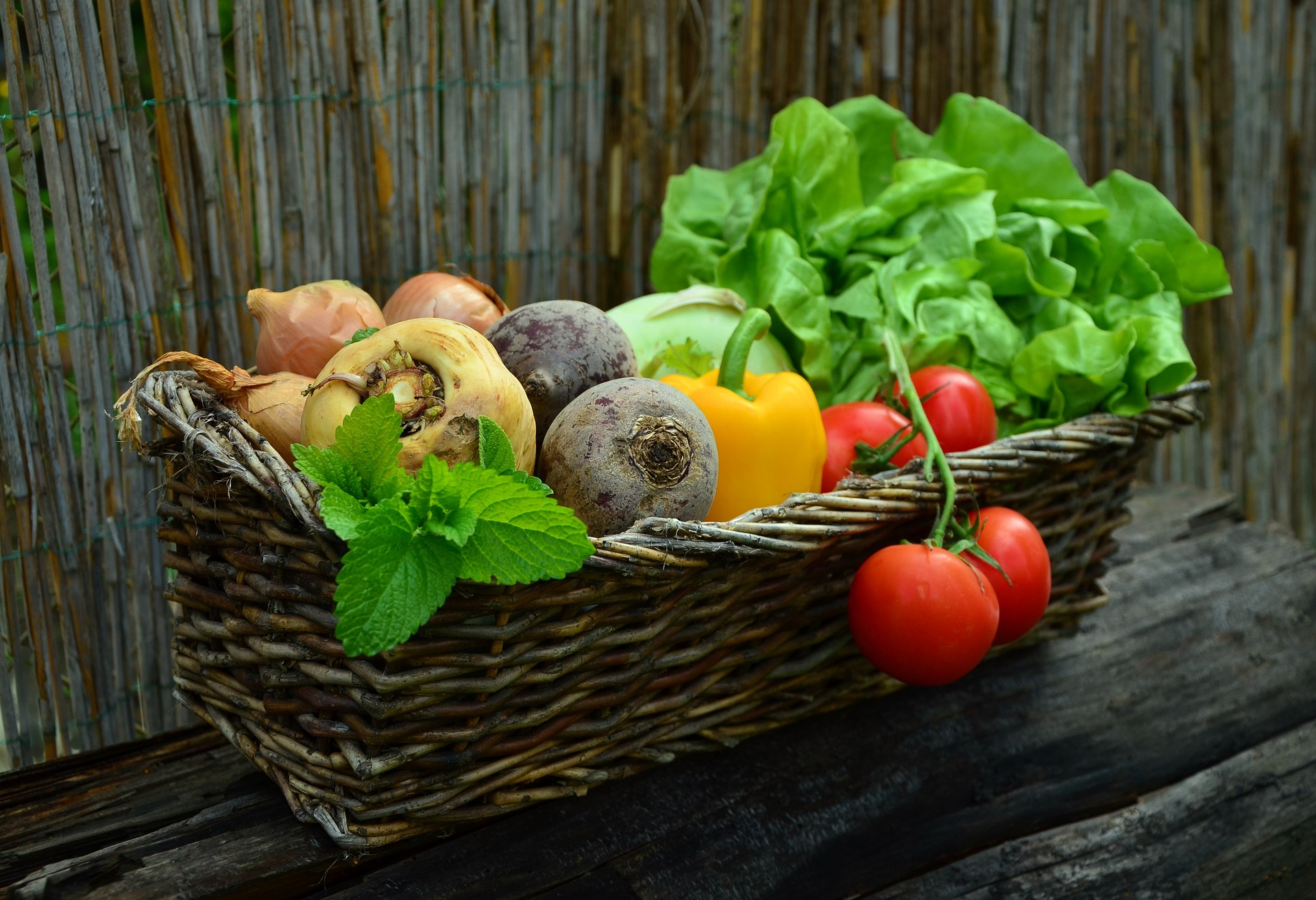einen Korb mit Obst und Gemüse